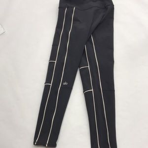 alo Work Out Black Women’s Leggings, w/pocket, Excellent Condition, Size M.